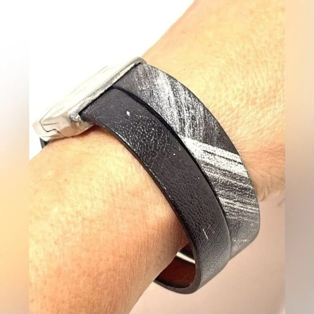 Double Leather Artisan Crafted Bracelet with Hammered Metal​​ - Picture 4 of 7